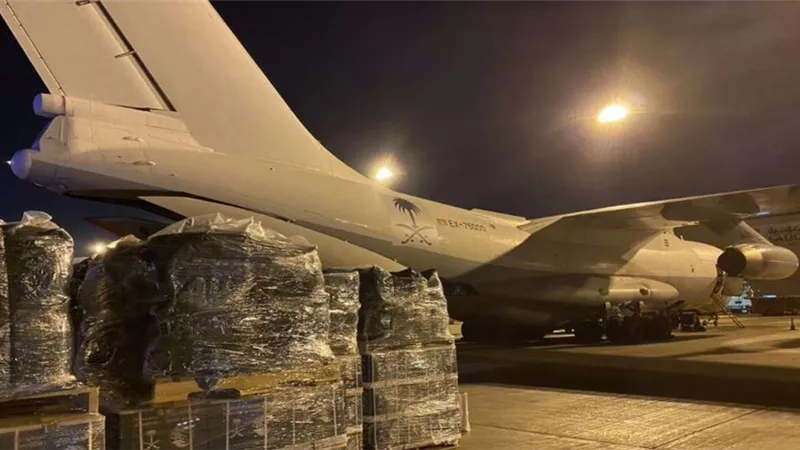 وصول أول طائرة مساعدات إنسانية سعودية إلى دمشق والجسر البري غدا