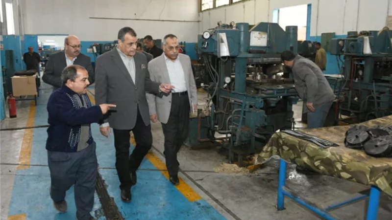 وزير الإنتاج الحربي يتفقد خطوط الإنتاج بشركة هليوبوليس للصناعات الكيماوية