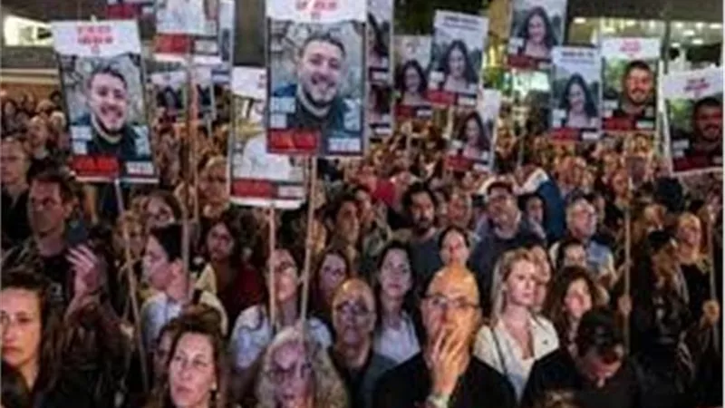 أسر المحتجزين يتظاهرون قرب منزل نتنياهو بالقدس المحتلة