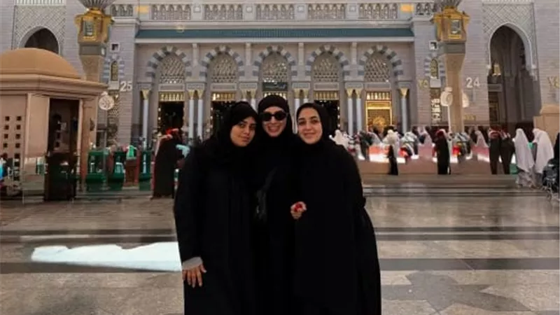 برفقة بناتها .. روجينا تحتفل بالعام الجديد من أمام مسجد النبى