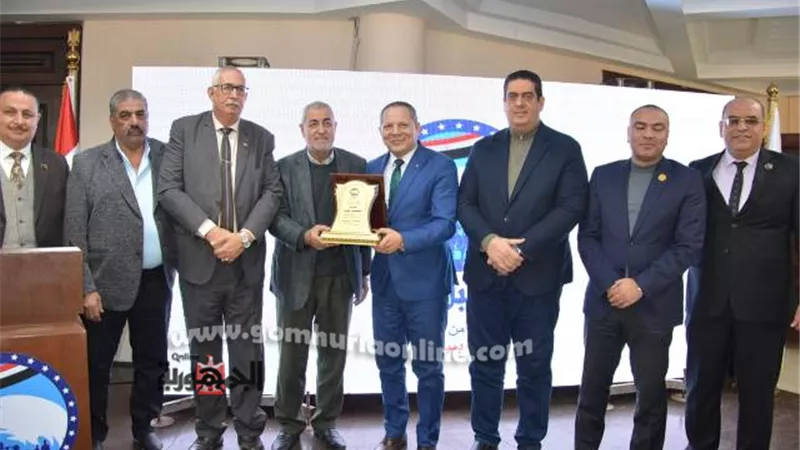 مستقبل وطن يكرم رئيس جامعة دمياط