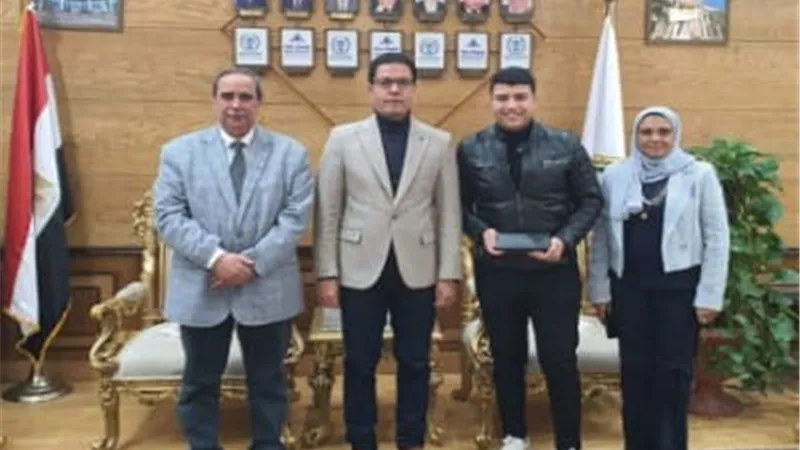 رئيس جامعة بنها يهنئ طالبا بكلية العلوم لتميزه العلمى