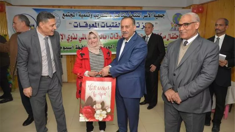 محافظ أسيوط يكرم 35 فتاة من ذوي الهمم بعد تأهيلهن بمركز الفتح