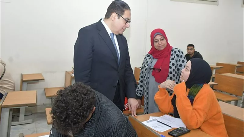 عبدالصادق يتفقد لجان الامتحانات بكليات جامعة القاهرة
