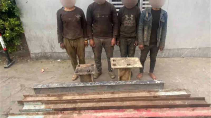 ضبط عصابة سرقة المهمات والأجزاء الخاصة بالكبارى والطرق