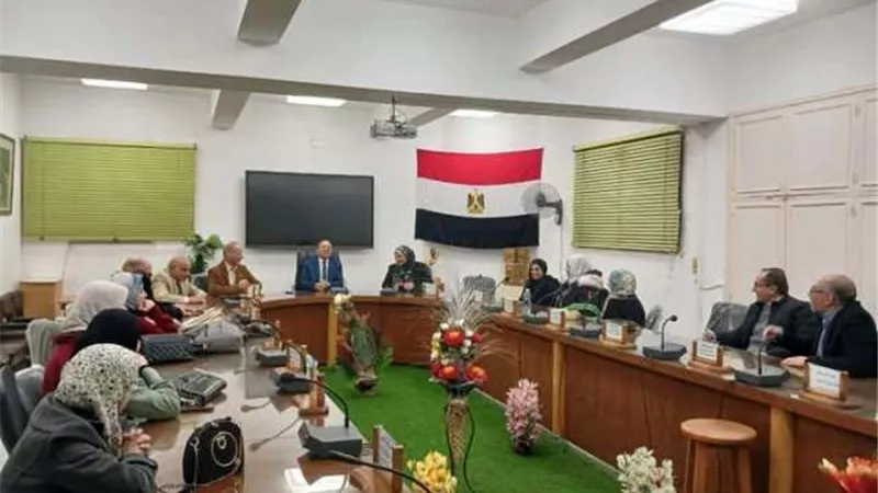 رئيس جامعة دمياط يجتمع بأعضاء هيئة التدريس بكلية العلوم