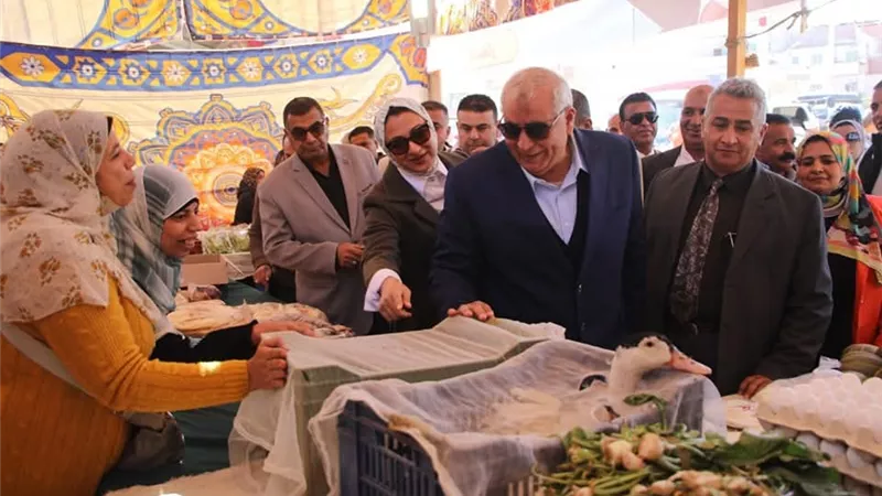 محافظ الوادي الجديد يفتتح سوق اليوم الواحد بالخارجة