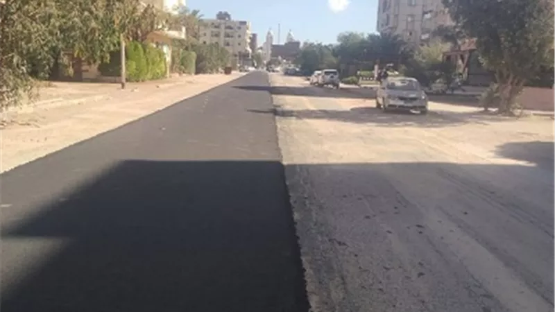 استمرار أعمال الرصف والتطوير في منطقة الموظفين بالغردقة
