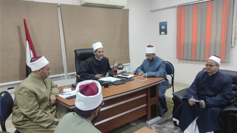 مدير أوقاف المنيا يعقد اجتماعا بمديري الإدارات الفرعية