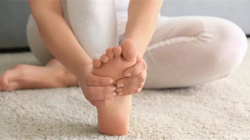 هل تشعر ببرودة دائمة في القدمين؟..اليك السبب