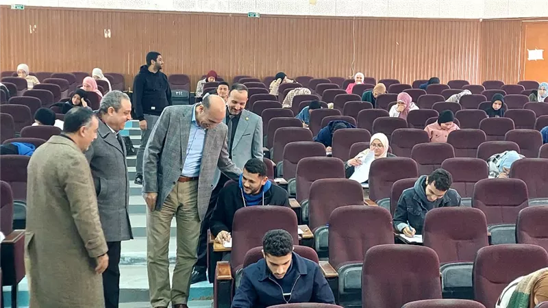 نائب رئيس جامعة الزقازيق يتفقد الامتحانات بعدد من الكليات