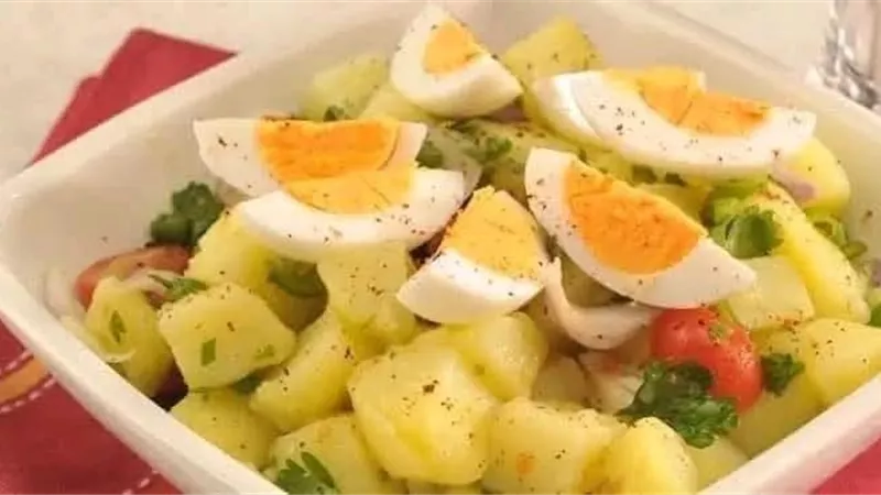 سلطه البطاطس بالبيض المسلوق لفطور صحى