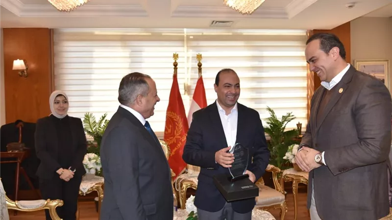 حبشي يكرم مصطفى شعبان ويشيد بجهوده خلال عمله ببورسعيد