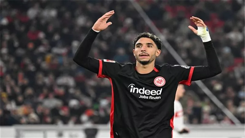 الكاس: مستقبل مرموش مع فرانكفورت غير محسوم حتى الآن