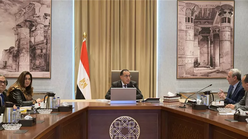 رئيس الوزراء يتابع مع محافظ الغربية المشروعات التنموية والخدمية