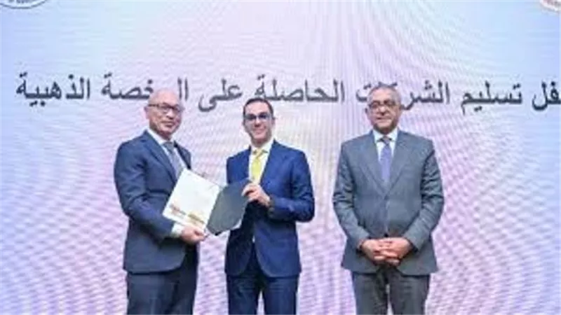 وزير الاستثمار يُسلّم ٩ رخص ذهبية جديدة لمشروعات استراتيجية