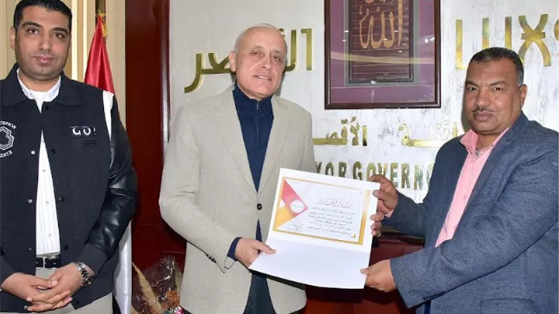 محافظ الأقصر يكرم قيادات سابقة وطالبة براعم مصر الرقمية