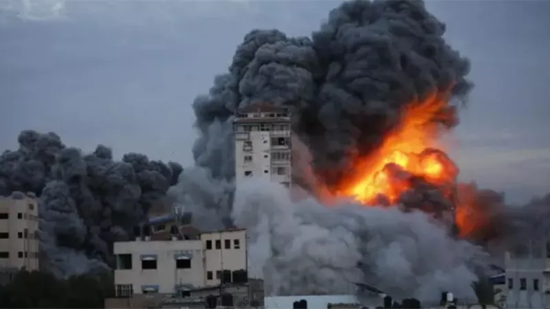 الجيش الإسرائيلي يأمر سكان عدد من المناطق في غزة بالإخلاء فورا