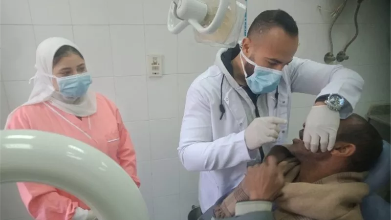الكشف وتوفير العلاج لـ1048 مريضا فى قافلة ببنى سويف