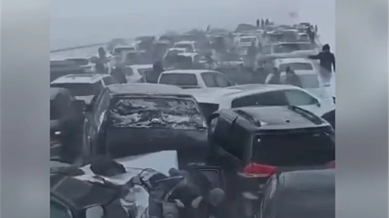 عاصفة ثلجية عنيفة تتسبب في تصادم جماعي على طريق سريع