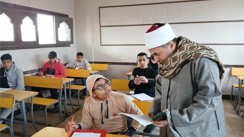 رئيس أزهرية الشرقية يتابع امتحانات النقل الثانوي بمنيا القمح