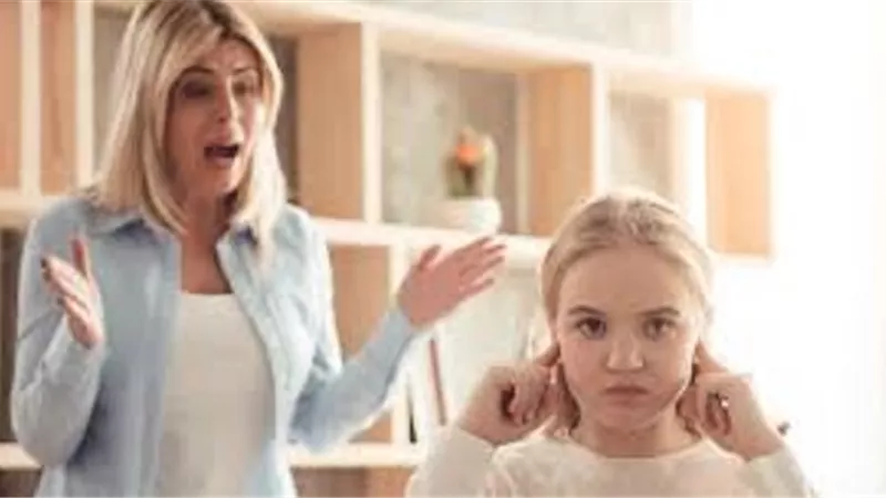 خبير يحذر الوالدين من استخدام هذه العبارة مع أطفالهم