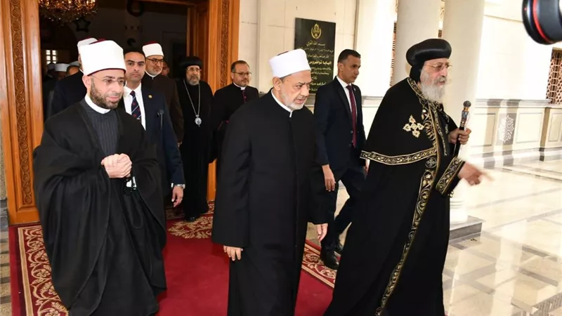 شيخ الأزهر يطالب بوقف مأساة غزة خلال تهنئة البابا تواضروس بأعياد الميلاد