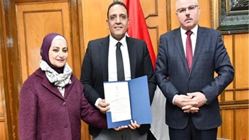 رئيس جامعة قناة السويس يهنئ القيادات الجديدة بكلية التجارة