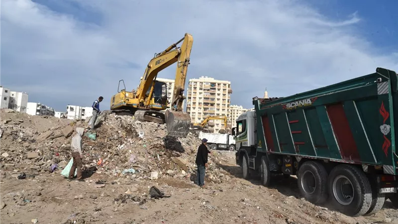 استمرار أعمال الإزالة لأكوام الرتش بمنطقة الحرية ببورسعيد