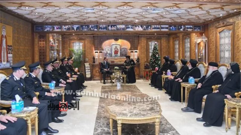 وزير الداخلية يزور قداسةالبابا تواضروس الثانى للتهنئةبعيد الميلاد