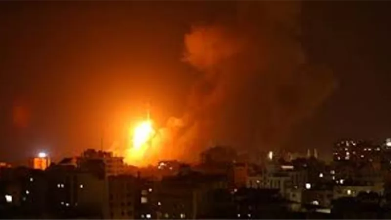 زوارق الاحتلال تقصف غربي مخيم النصيرات وسط قطاع غزة