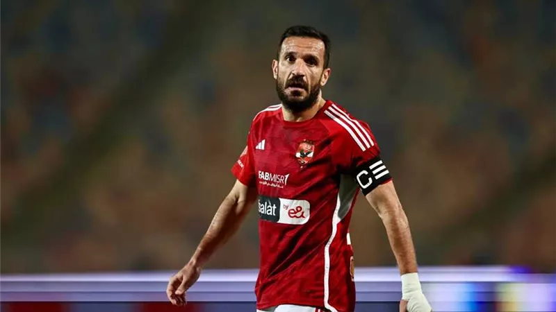 أزمة فى الأهلى بسبب على معلول .. شاهد هاني حتحوت يكشف التفاصيل