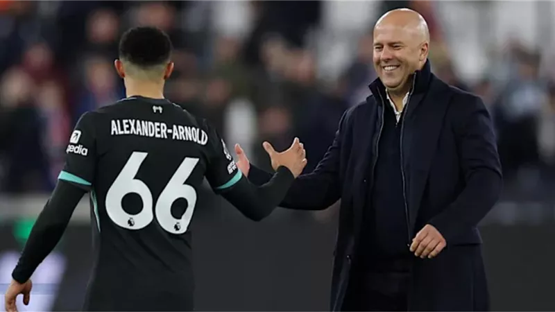 آرني سلوت يعلق علي مصير مفاوضات ريال مدريد مع أرنولد