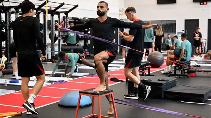 شاهد بالفيديو .. محمد صلاح وأرنولد من الصالة الرياضية في ليفربول