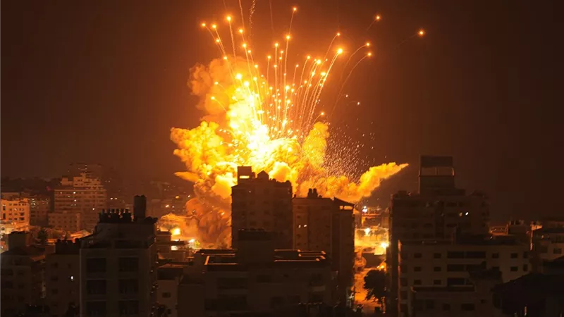 إصابات جراء استهداف الاحتلال منزلا في مخيم النصيرات وسط قطاع غزة