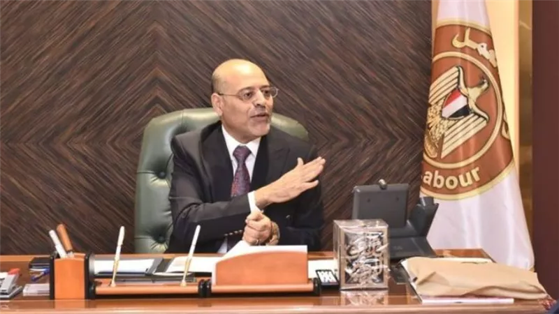 وزير العمل يُحذر المواطنين من التعامل مع الشركات والصفحات والرسائل الوهمية