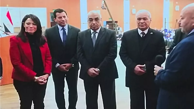 وزراء العدل والتخطيط والشباب يشهدون تجربة التصويت الإلكتروني