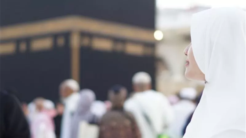 حكم لبس القفازين للمرأة المحرمة..يُبينه المفتي السابق