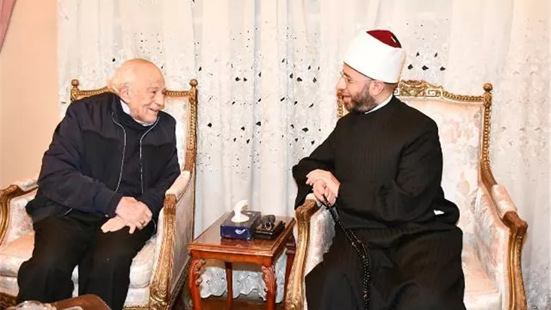 في لفتة إنسانية .. وزير الأوقاف يزور الفنان رشوان توفيق