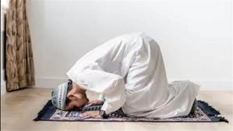هل يُمكن الاكتفاء بسماع مُكبر الصوت للمُشاركة فى صلاة الجماعة