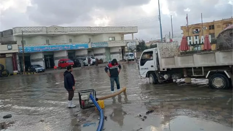 إستمرار جهود مراكز مدن مطروح فى رفع مياه الأمطار