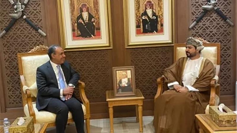 وزير الخارجية يبحث سبل تعميق الشراكة الاقتصادية مع عُمان