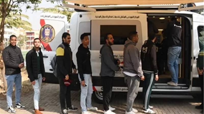 إقبال كبير من طلاب وعاملين جامعة عين شمس على خدمات وزارة الداخليه