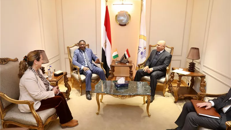 الوزير يبحث مع سفيركوت ديفوار تحقيق انطلاقة كبيرة بالصناعة والنقل