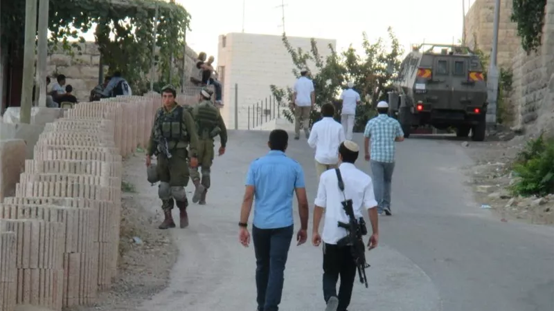 مستوطنون يهاجمون مركبات الفلسطينيين قرب قرية بورين جنوب نابلس