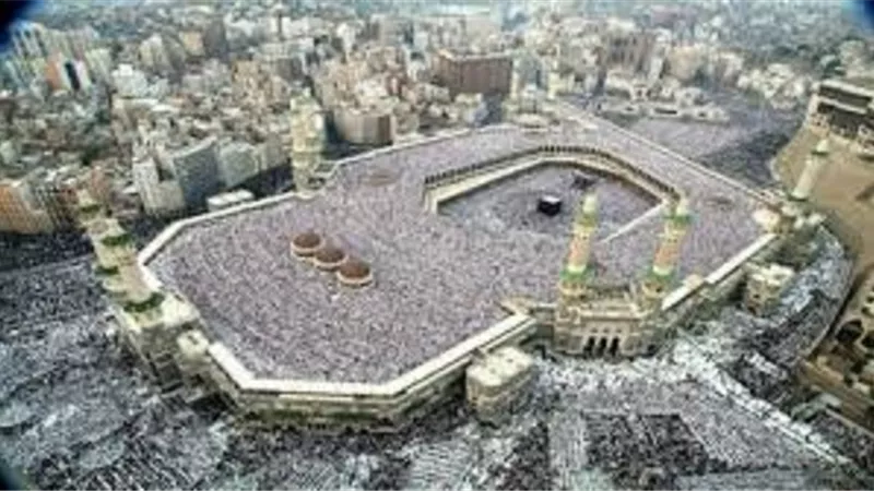 فى تلك الحالة على المُعتمر دما بذبح شاة