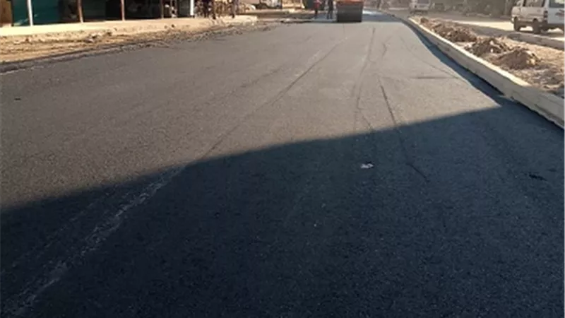 مواصلة أعمال التطوير و الرصف بطريق كسر الحجر
