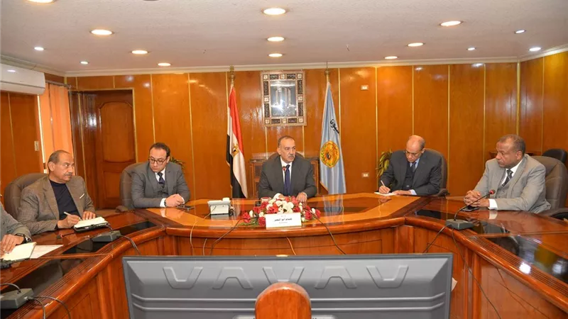 محافظ أسيوط يؤكد على إستعداد المعدات وسيارات الحملة الميكانيكية
