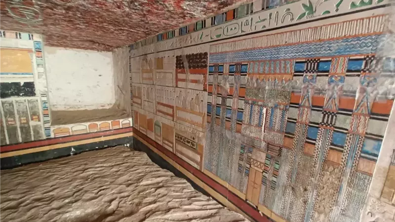 السياحة تعلن اكتشاف مصطبة طبيب ملكي من الدولة القديمة بسقارة