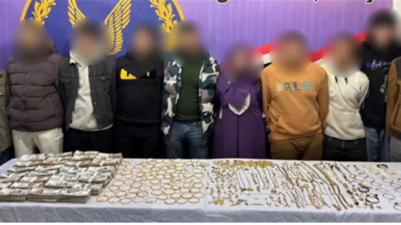 بينهم سيدة .. عصابة السبعة سرقت الذهب من شقة شخص ووضعت مزيفا